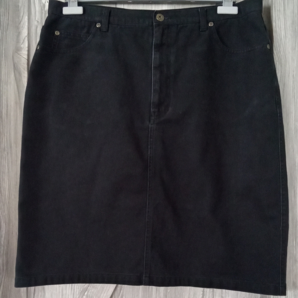 Liz Claiborne Black Jean Skirt 14